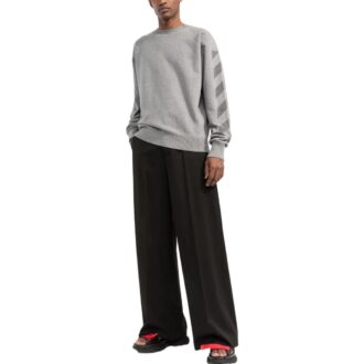 Off-White Homme FW22 Pull à col rond avec logo flèche rayé, version gris Off-White Homme FW22 Pull à col rond avec logo flèche rayé, version gris