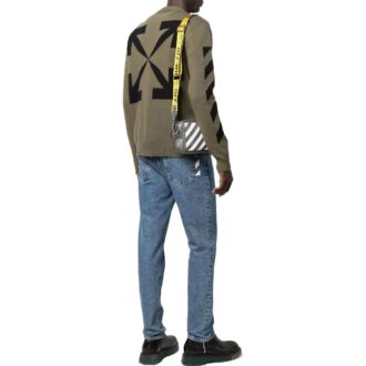 Off-White Homme FW22 Pull en laine confortable à col rond et imprimé Arrows, vert militaire Off-White Homme FW22 Pull en laine confortable à col rond et imprimé Arrows, vert militaire