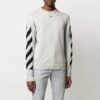 Pull en laine blanc cassé pour homme à rayures diagonales et motif intarsia, coupe ajustée