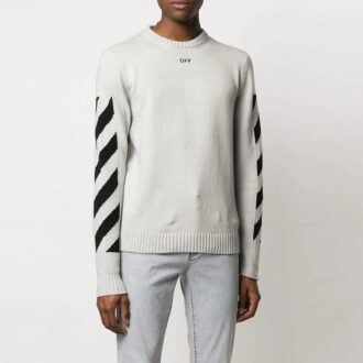 Pull en laine blanc cassé pour homme à rayures diagonales et motif intarsia, coupe ajustée Pull en laine blanc cassé pour homme à rayures diagonales et motif intarsia, coupe ajustée
