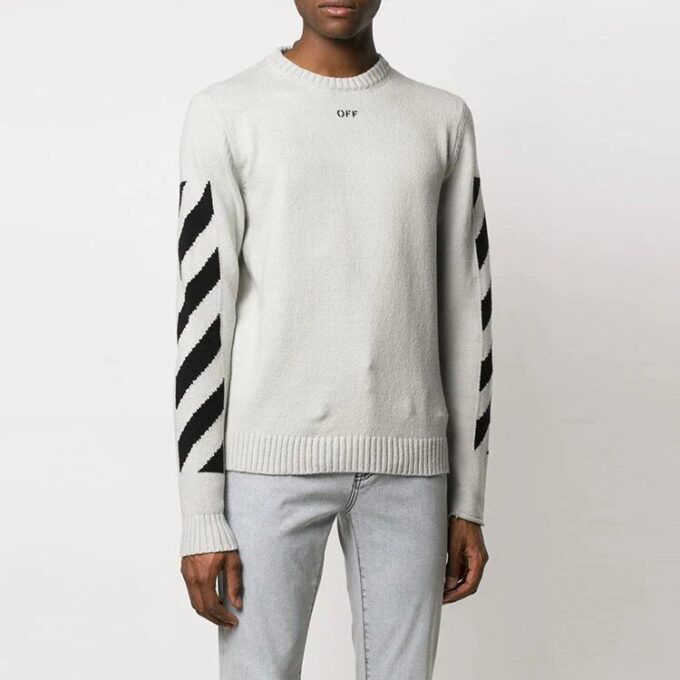 Pull en laine blanc cassé pour homme à rayures diagonales et motif intarsia, coupe ajustée