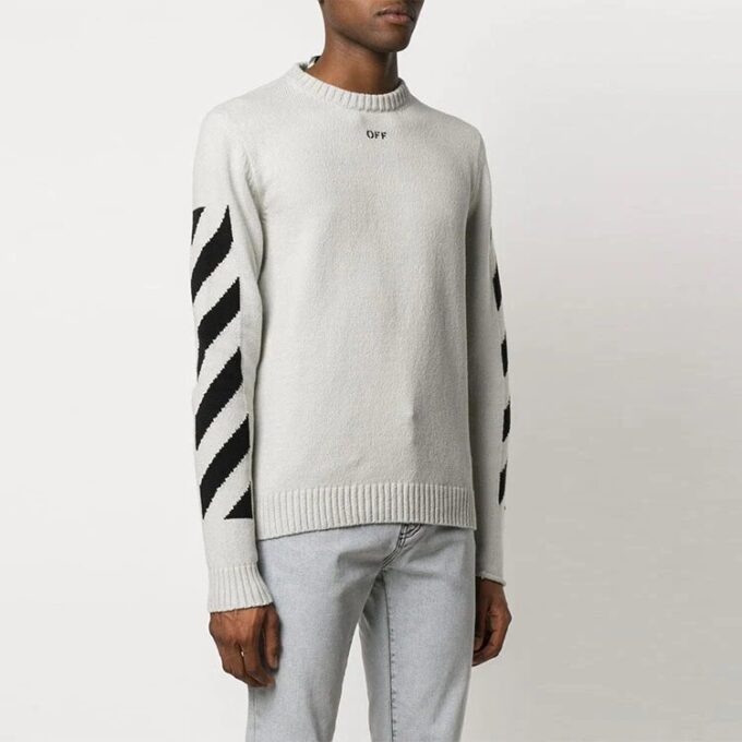 Pull en laine blanc cassé pour homme à rayures diagonales et motif intarsia, coupe ajustée