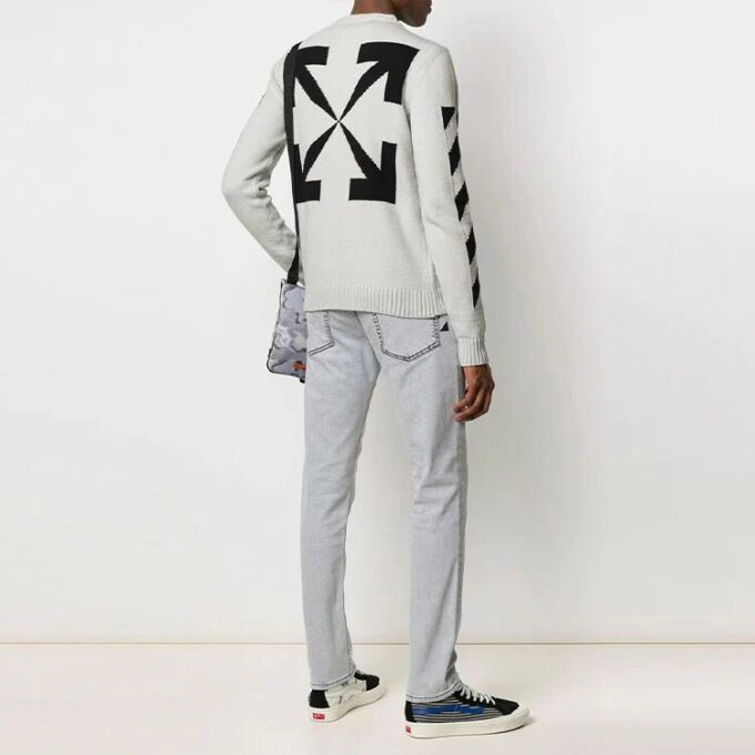 Pull en laine blanc cassé pour homme à rayures diagonales et motif intarsia, coupe ajustée