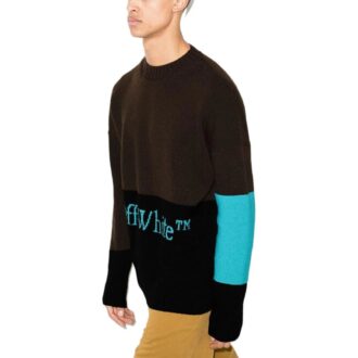 Pull en laine à col rond et manches longues Off-White pour homme, collection automne-hiver 2022, motif intarsia et logo color-block, version marron foncé Pull en laine à col rond et manches longues Off-White pour homme, collection automne-hiver 2022, motif intarsia et logo color-block, version marron foncé